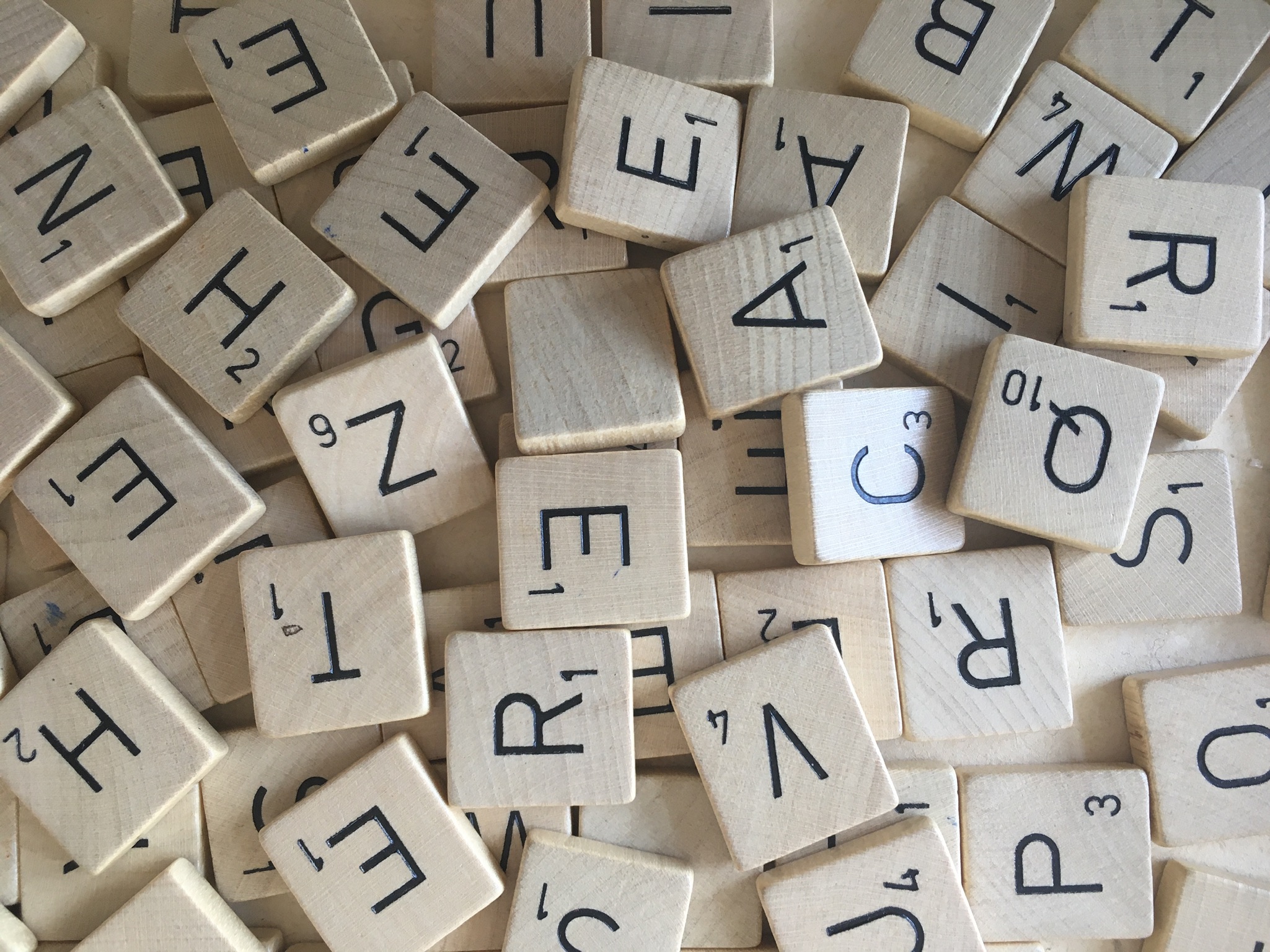 Leren lezen en rekenen met Scrabblestenen!